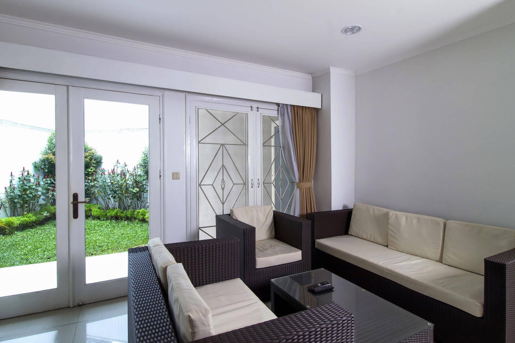 Reddoorz Plus @ Tendean Τζακάρτα Εξωτερικό φωτογραφία
