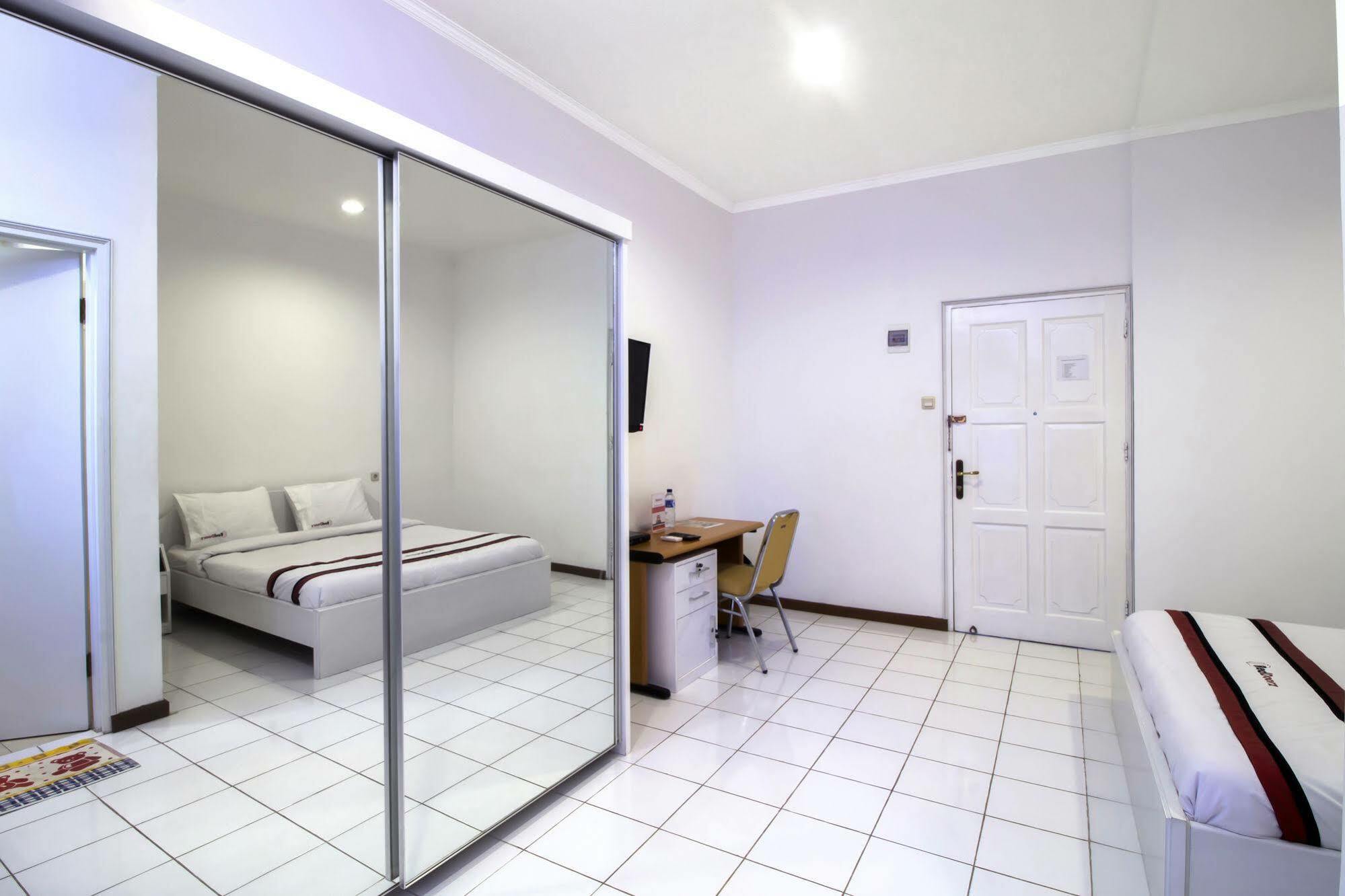 Reddoorz Plus @ Tendean Τζακάρτα Εξωτερικό φωτογραφία